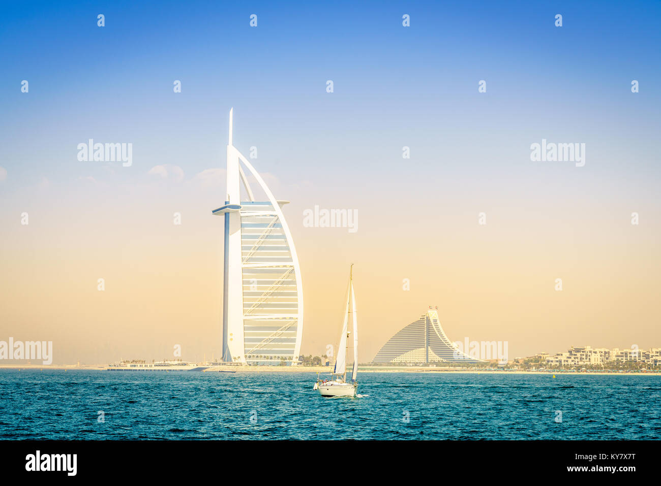Dubai, UAE, Marzo 31, 2017: vista mare del mondo il famoso Burj Al Arab e la Jumeirah Beach Hotel Foto Stock