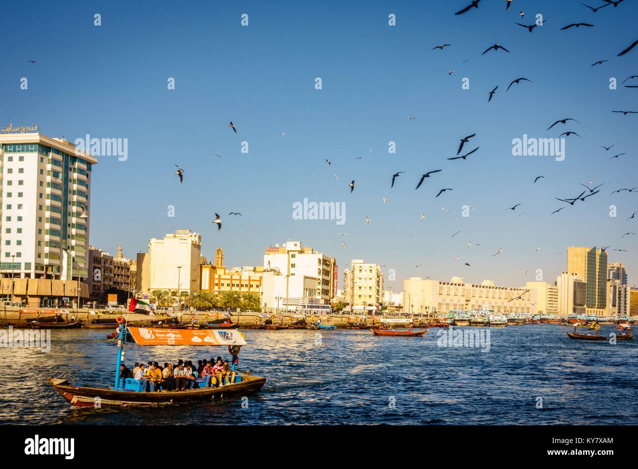 Dubai, UAE, 5 Febbraio 2016: Abra fa il suo modo attraverso il Dubai Creek traghettare i turisti e la gente del posto per soli 1 dirham a persona Foto Stock