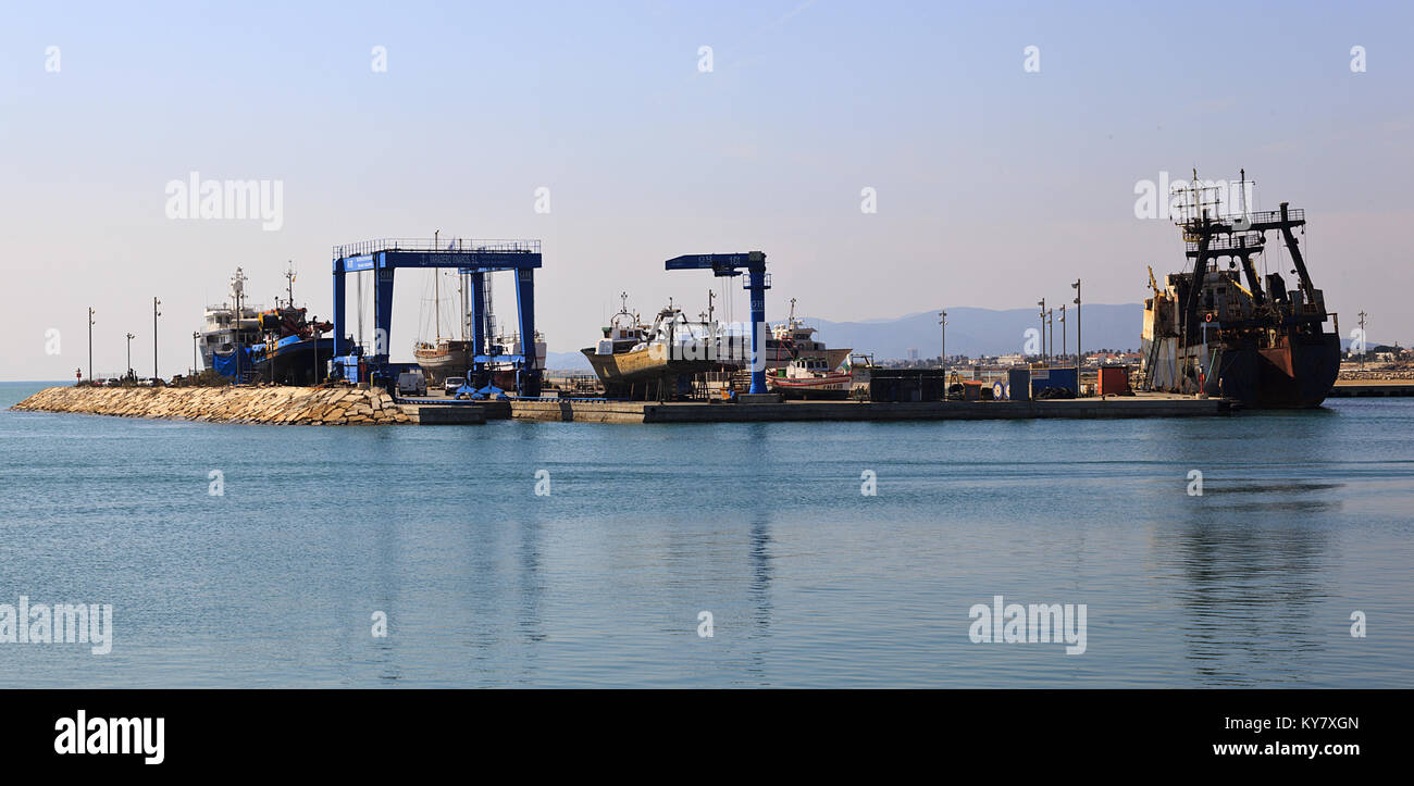 Barche di subire riparazioni a Vinaros cantiere Spagna Foto Stock