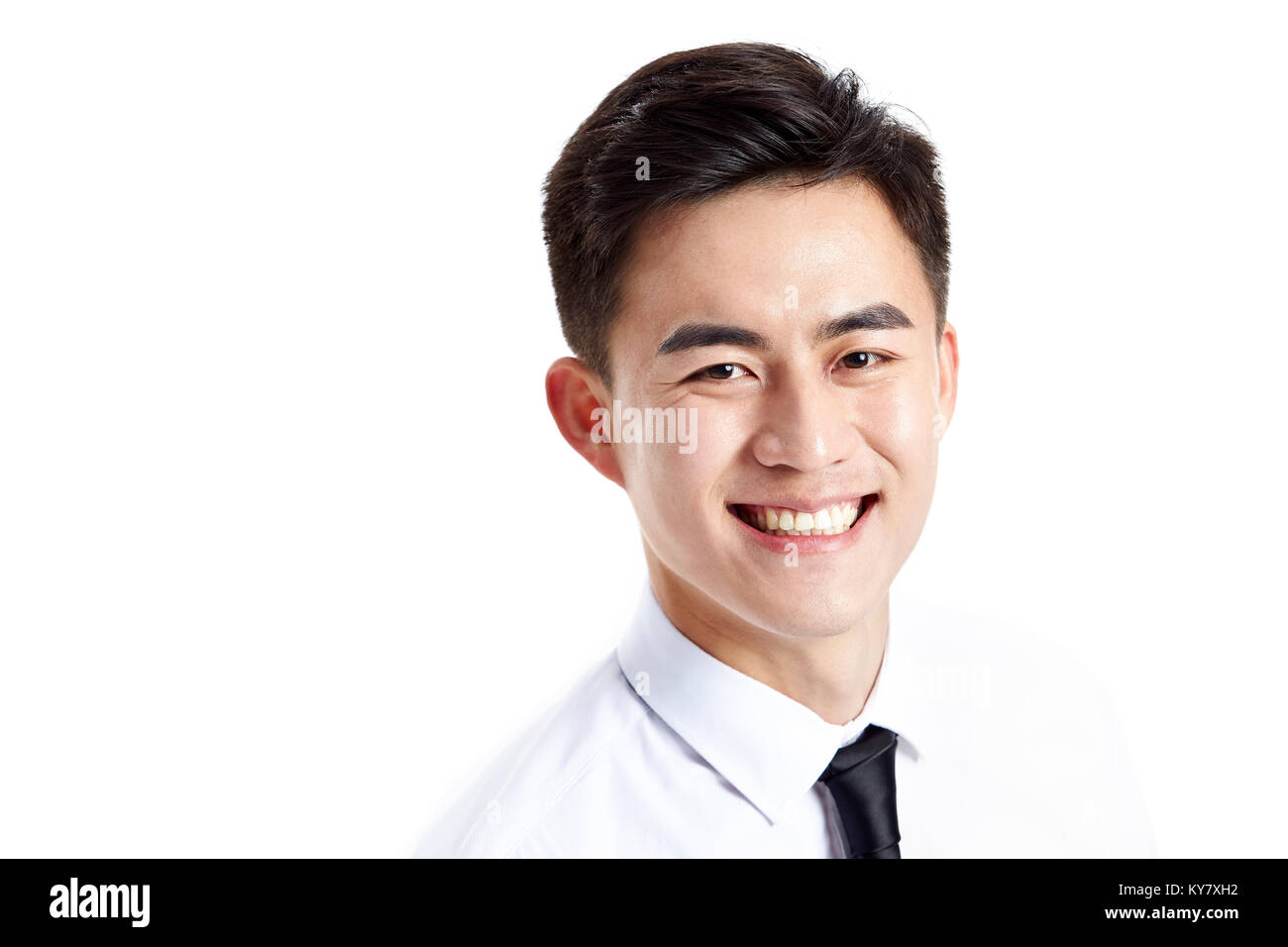 Studio shot di un giovane felice asian business man guardando la fotocamera con sorriso toothy, isolato su sfondo bianco. Foto Stock