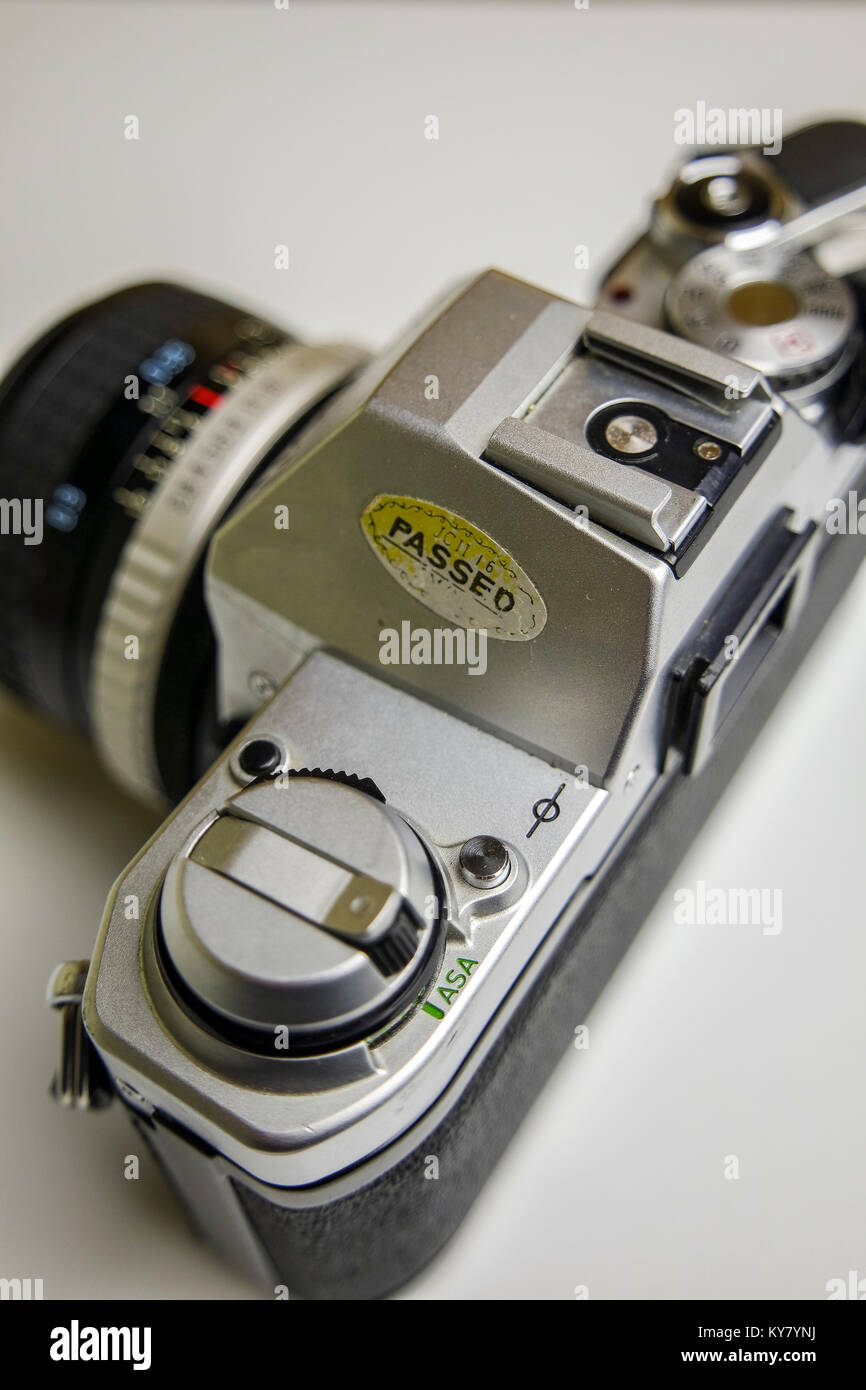 Vintage 35mm Fotocamera a pellicola con adesivo passati Foto stock - Alamy