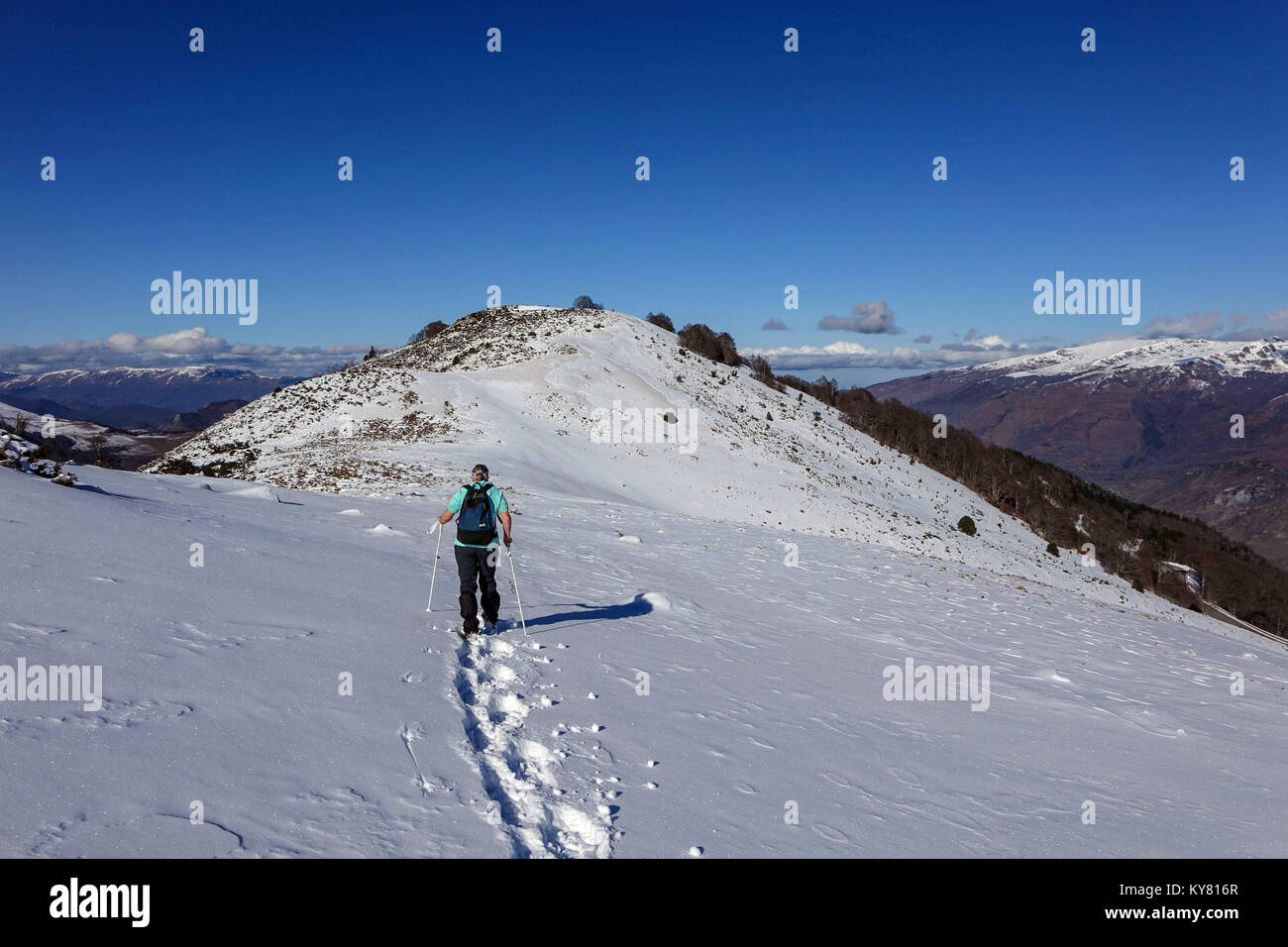 Figura femminile snow-shoeing a Plateau de Beille, Pirenei francesi Foto Stock
