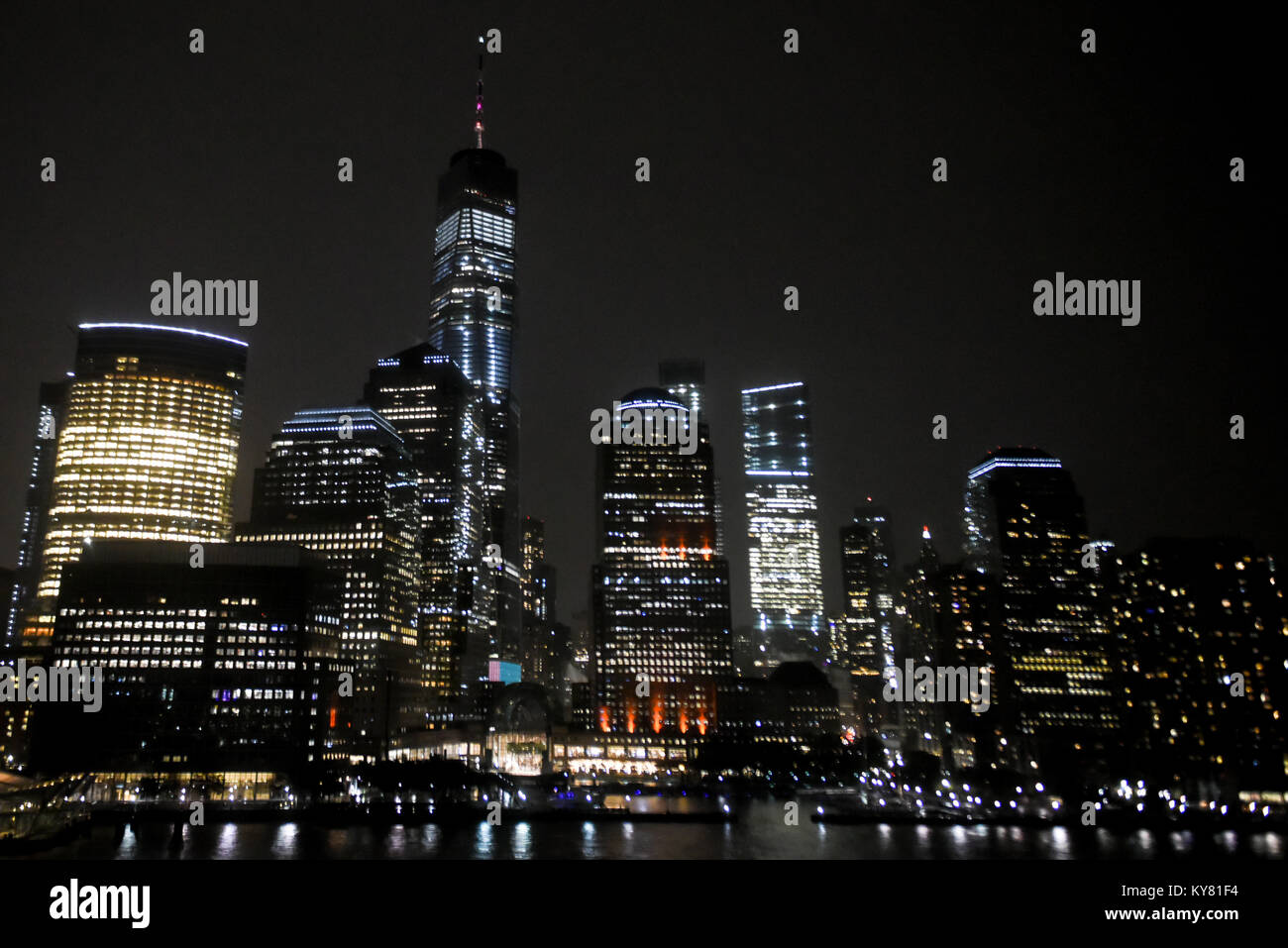 La città di New York skyline notturno rom Fiume Hudson - World Trade Center Empire State Building & New Yorker edificio Foto Stock