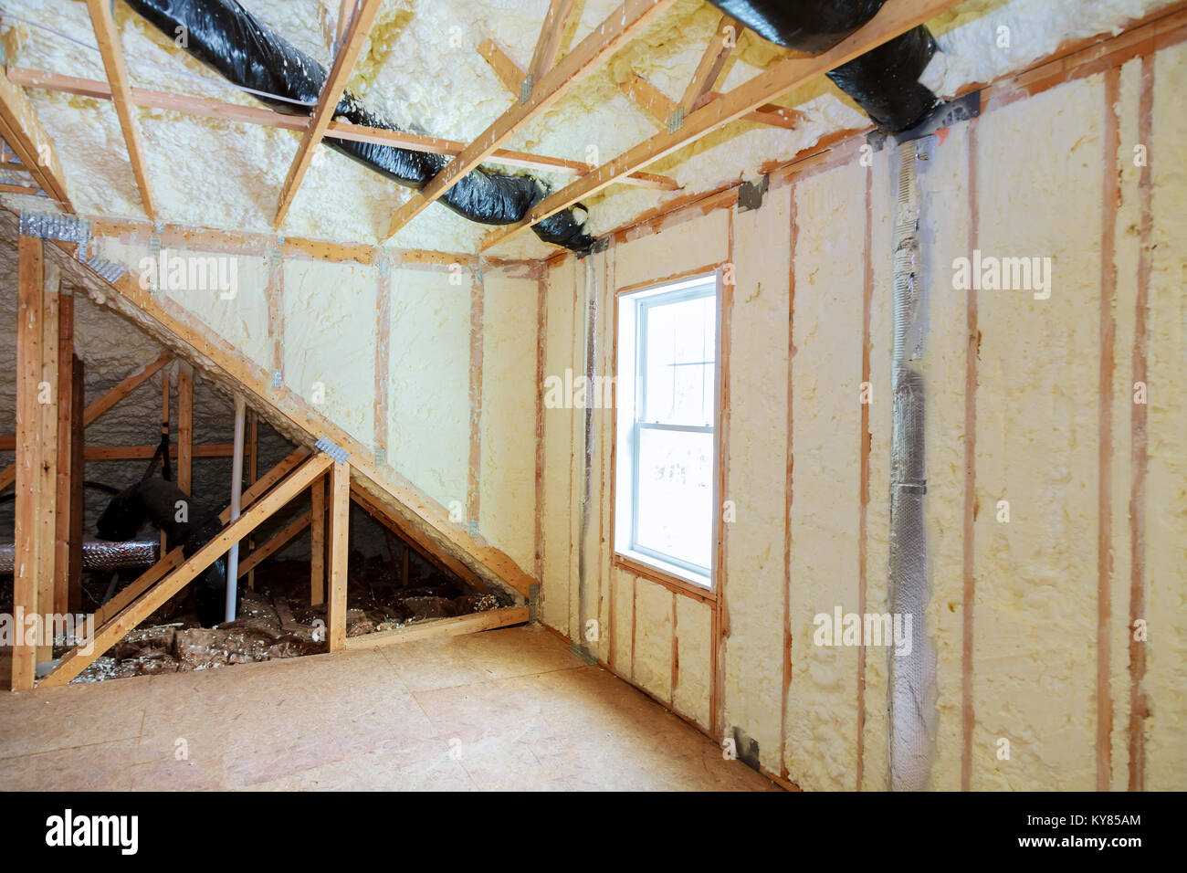 Attick loft isolamento parzialmente isolato di parete di isolamento termico in una nuova casa Foto Stock