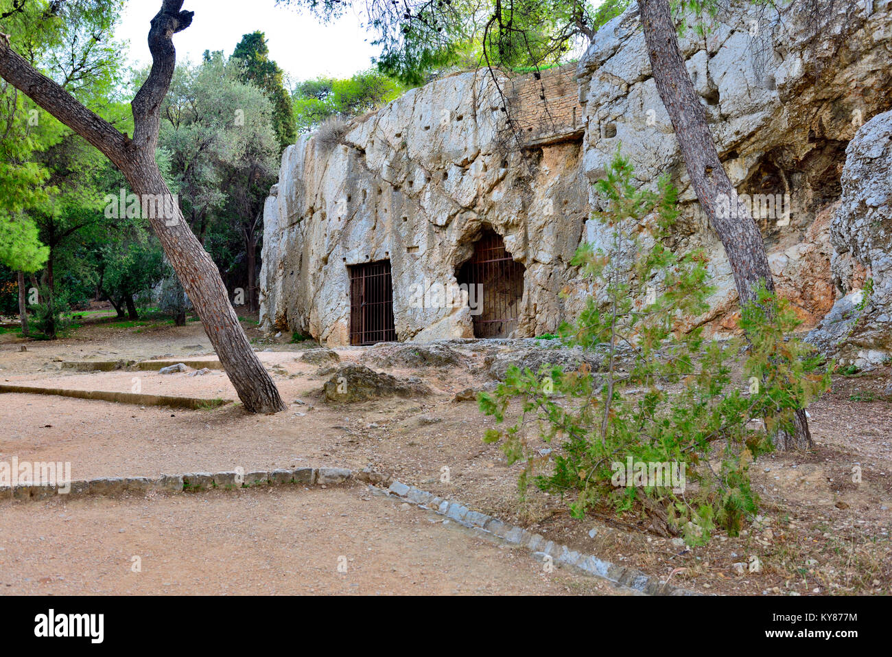 Il "carcere di Socrate' grotte sulla collina delle Muse (Filopappou Hill) dove Socrate probabilmente fu tenuto prigioniero, Atene, Grecia Foto Stock