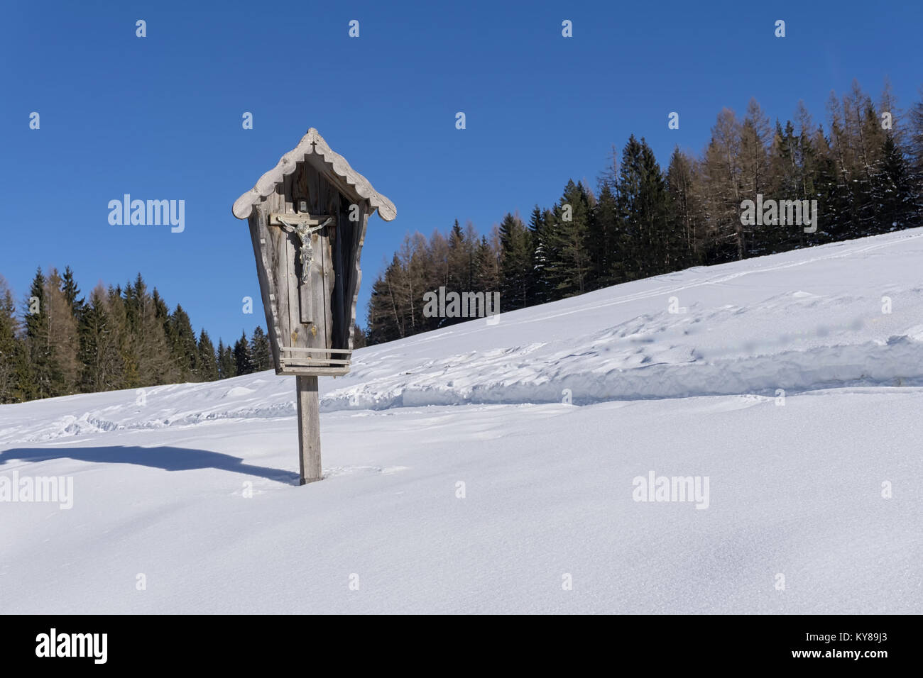 Piccola cappella di legno nelle montagne del Tirolo, Austria Foto Stock