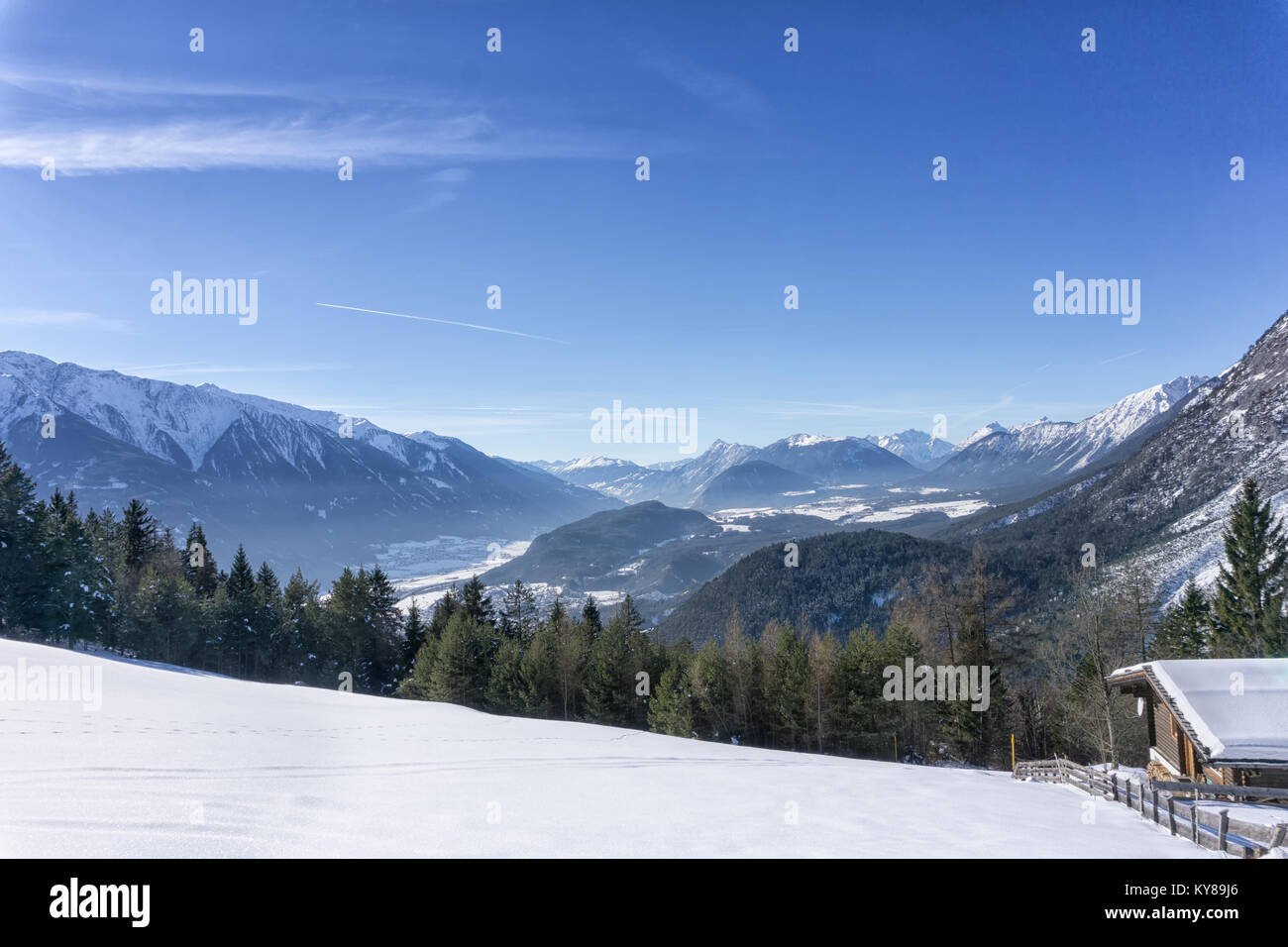 In inverno le montagne paesaggio via e cielo blu nella giornata di sole. Tirol, Alpi, Austria Foto Stock