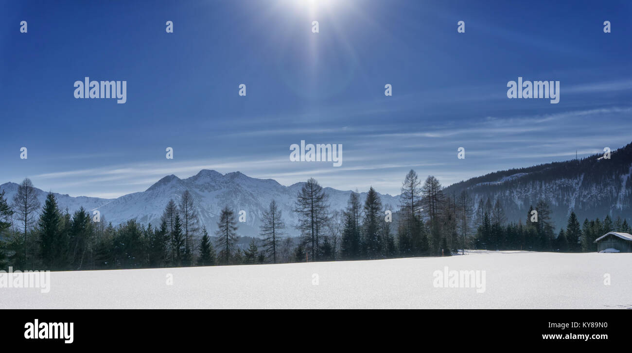 In inverno il paesaggio di montagna con cielo blu in giornata soleggiata - vista panoramica. Tirol, Alpi, Austria. Foto Stock