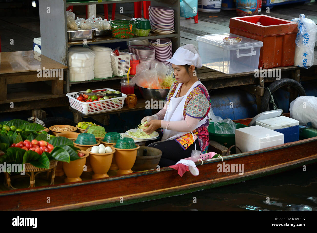 Pressione di stallo di cibo a Taling Chan mercato galleggiante di Bangkok, Tailandia Foto Stock