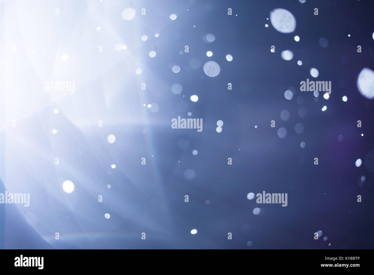 Bagnato e Smugy Lens Flare e sfocata o fiocchi di neve sullo sfondo del filtro durante la tempesta di neve di notte Foto Stock