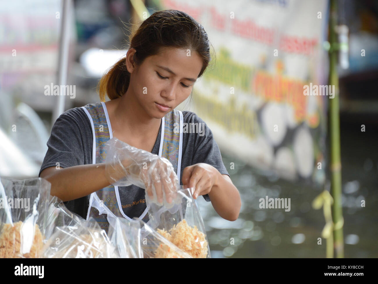 Pressione di stallo di cibo a Taling Chan mercato galleggiante di Bangkok, Tailandia Foto Stock