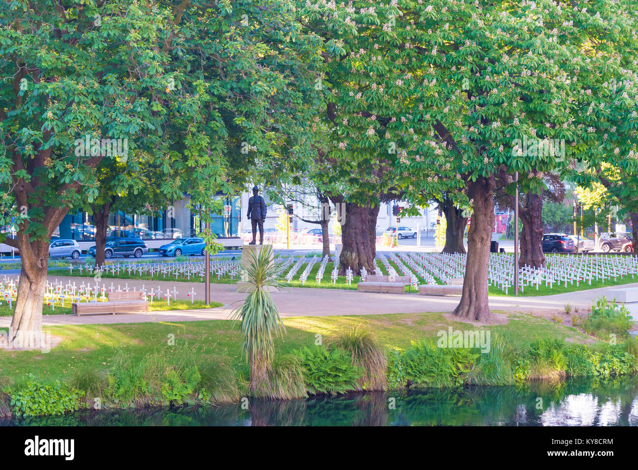Christchurch, Nuova Zelanda - 31 Ottobre 2017 : croci bianche sulle rive del fiume Avon stanno segnando il centesimo anniversario della battaglia per Passch Foto Stock
