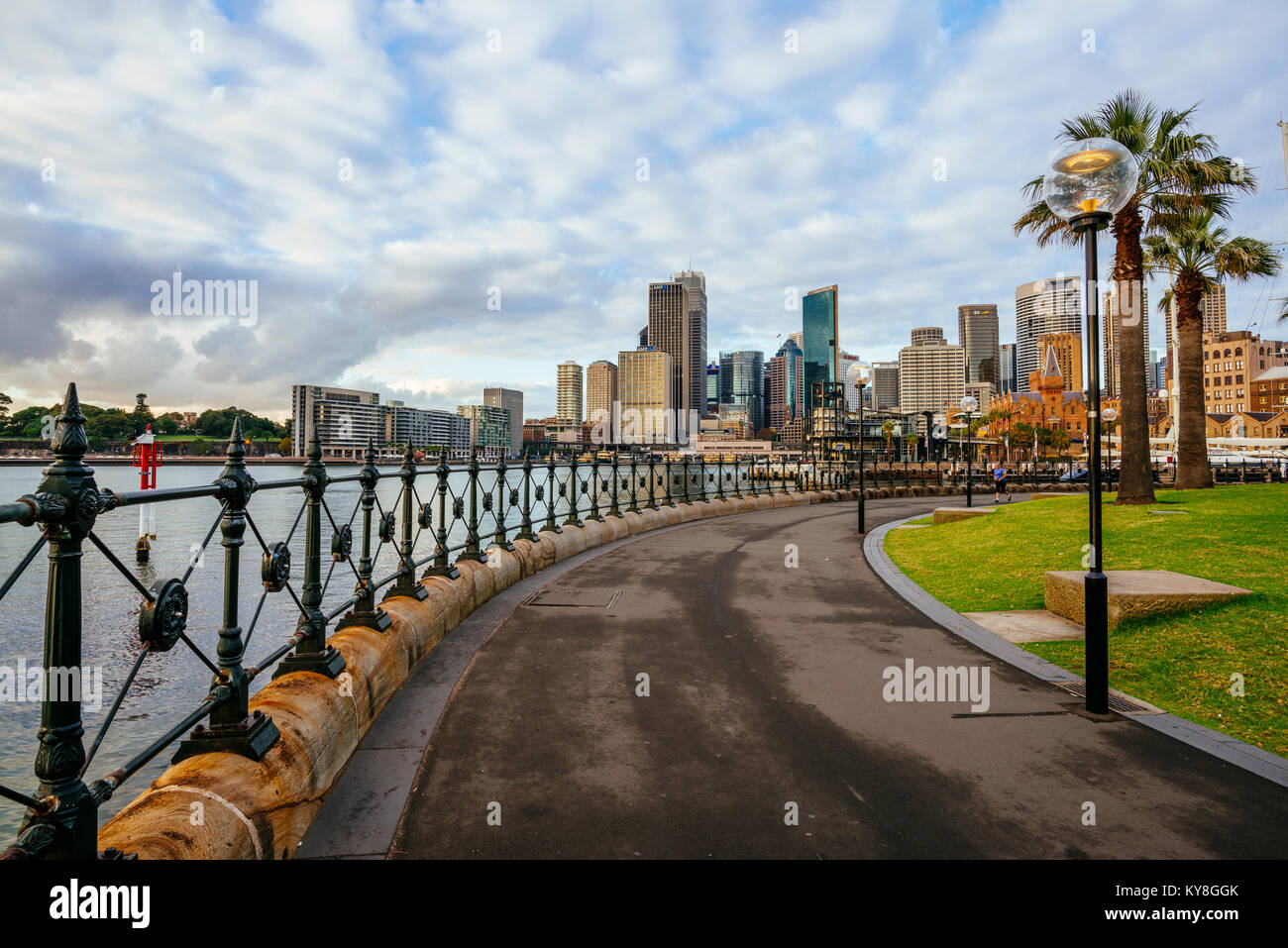 Una vista la mattina Circular Quay di Sydney e il Sydney CBD della città di Sunrise, Sydney, Nuovo Galles del Sud (NSW), Australia Foto Stock