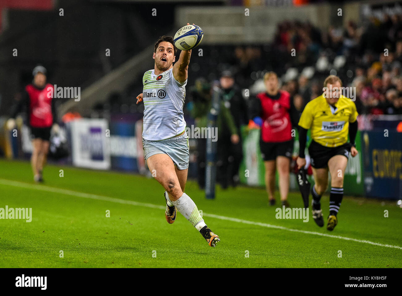 SWANSEA, GALLES - 13 gennaio: Sean Maitland dei Saraceni insegue la sfera durante il durante il rugby europeo Champions Cup match tra Falchi Pescatori e saraceni al Liberty Stadium on gennaio 13 2018 a Swansea, Galles Foto Stock