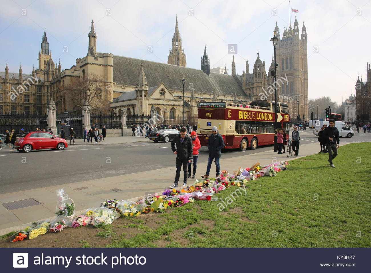 Vista curiosi fiori a sinistra a Westminster nella scia del London Bridge attacco Foto Stock