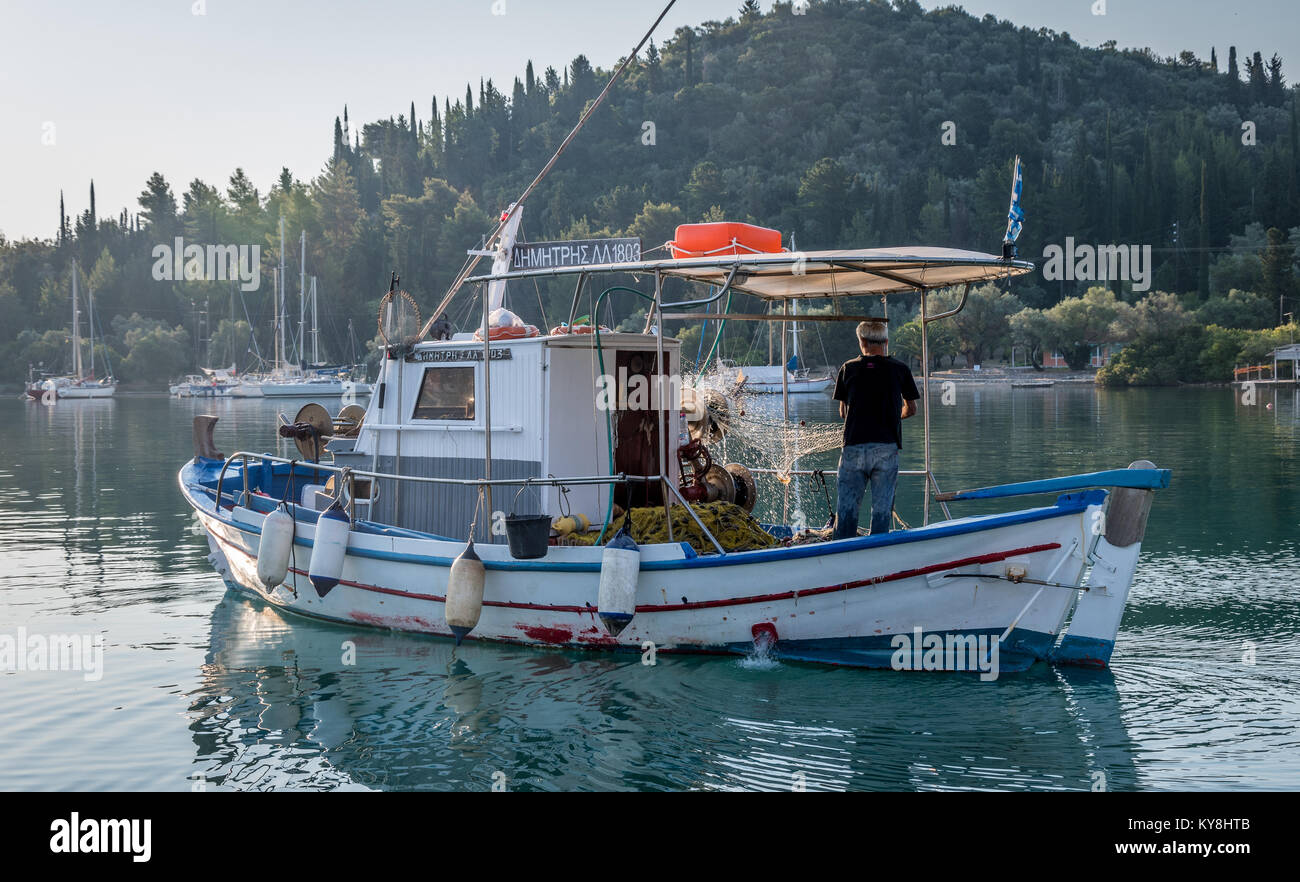 Raccogliere le catture di mattina a Nydri, Lefkada, Grecia Foto Stock