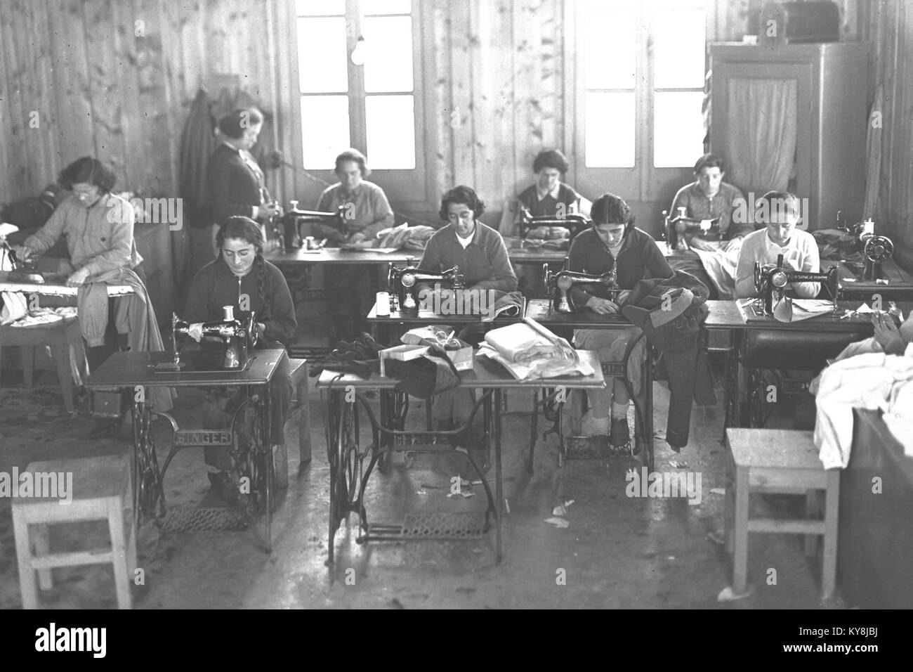 Fotografia del laboratorio di cucito di Kibbutz Yagur, Israele, che mostra gli interni, le attrezzature per cucire e lo spazio di lavoro utilizzato per la produzione di indumenti. Foto Stock
