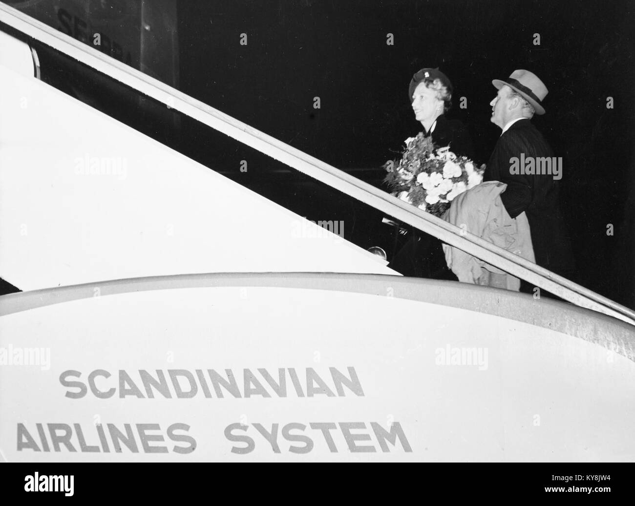 La Principessa Märtha e il Principe Olav di Norvegia si imbarcarono su un aereo SAS all'aeroporto di Gardermoen, Oslo nel 1947 per una visita diplomatica o ufficiale a New York. Foto Stock