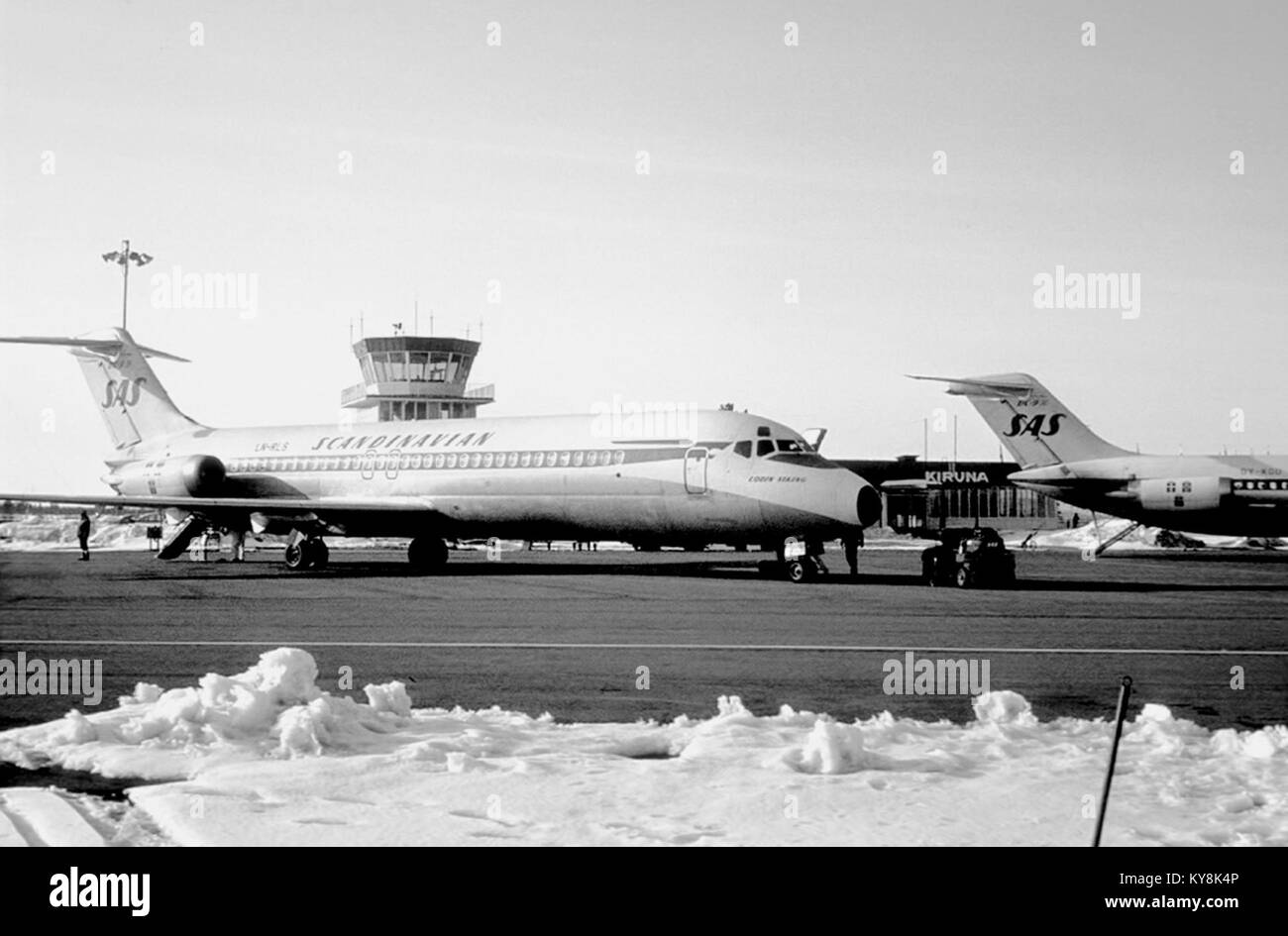 Questa immagine raffigura un aeromobile a terra durante le esercitazioni di routine, illustrando le operazioni di aviazione e le procedure di addestramento dei piloti. Foto Stock