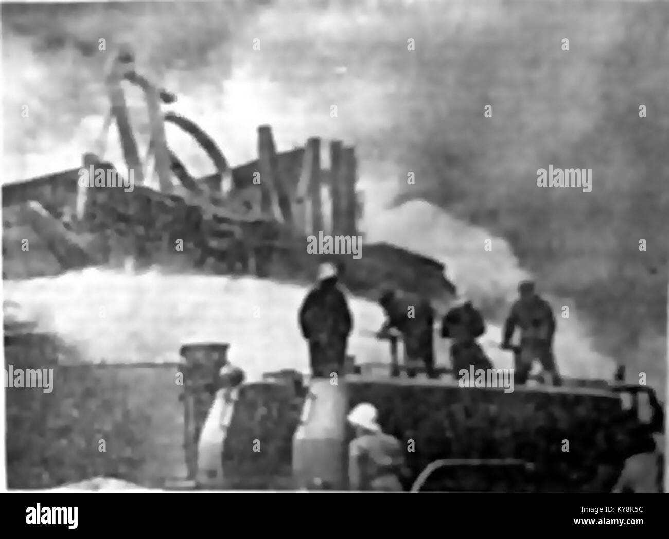 Fotografia che mostra l'incendio della fabbrica di Stomil Poznań nel 1972, un grave disastro industriale in Polonia che ha causato danni significativi e ha evidenziato le sfide di sicurezza dell'epoca. Foto Stock