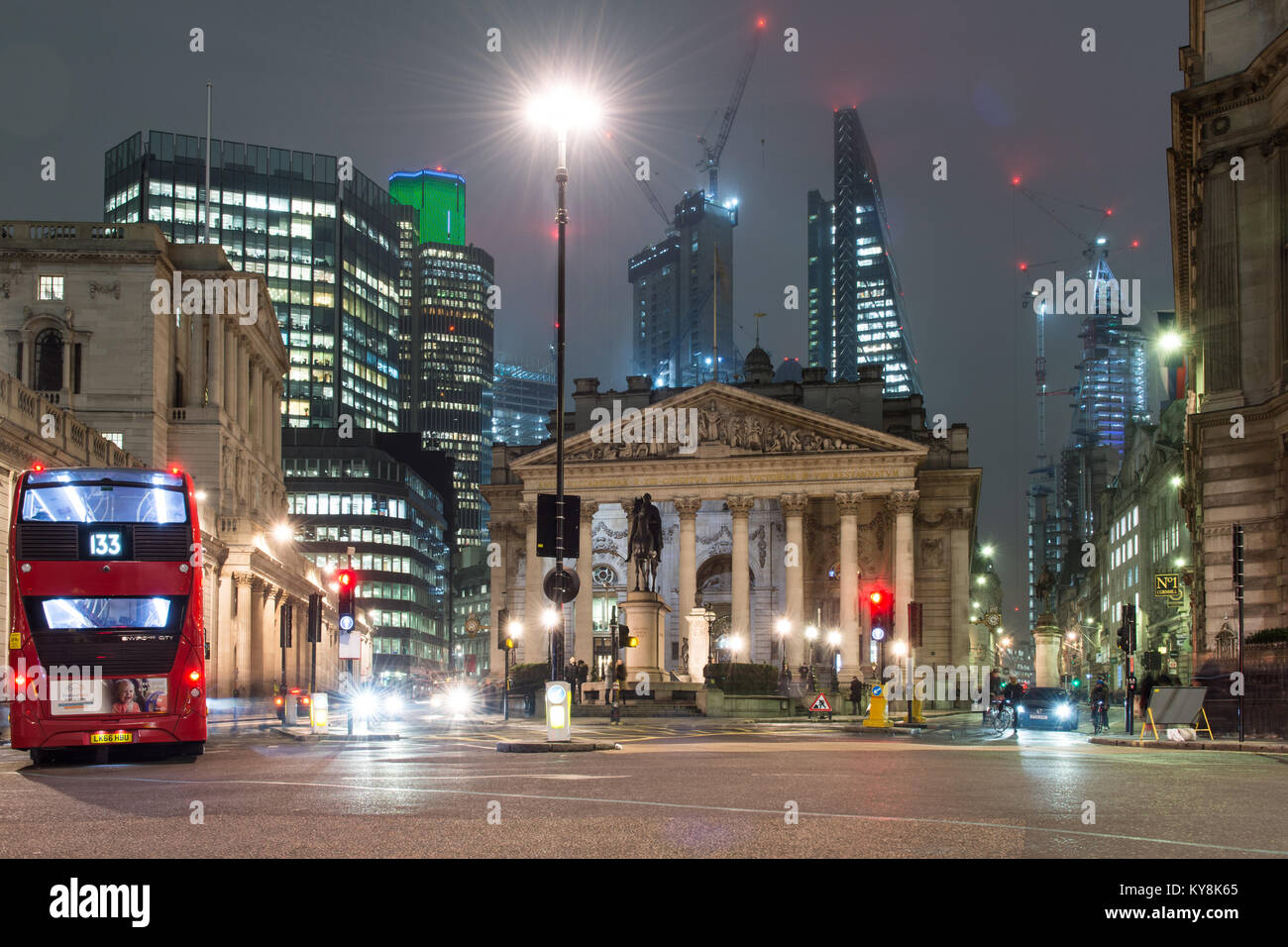 London, England, Regno Unito - 11 Gennaio 2018: il traffico passa la banca di Inghilterra e Royal Exchange nella City di Londra, con i moderni grattacieli di fi Foto Stock