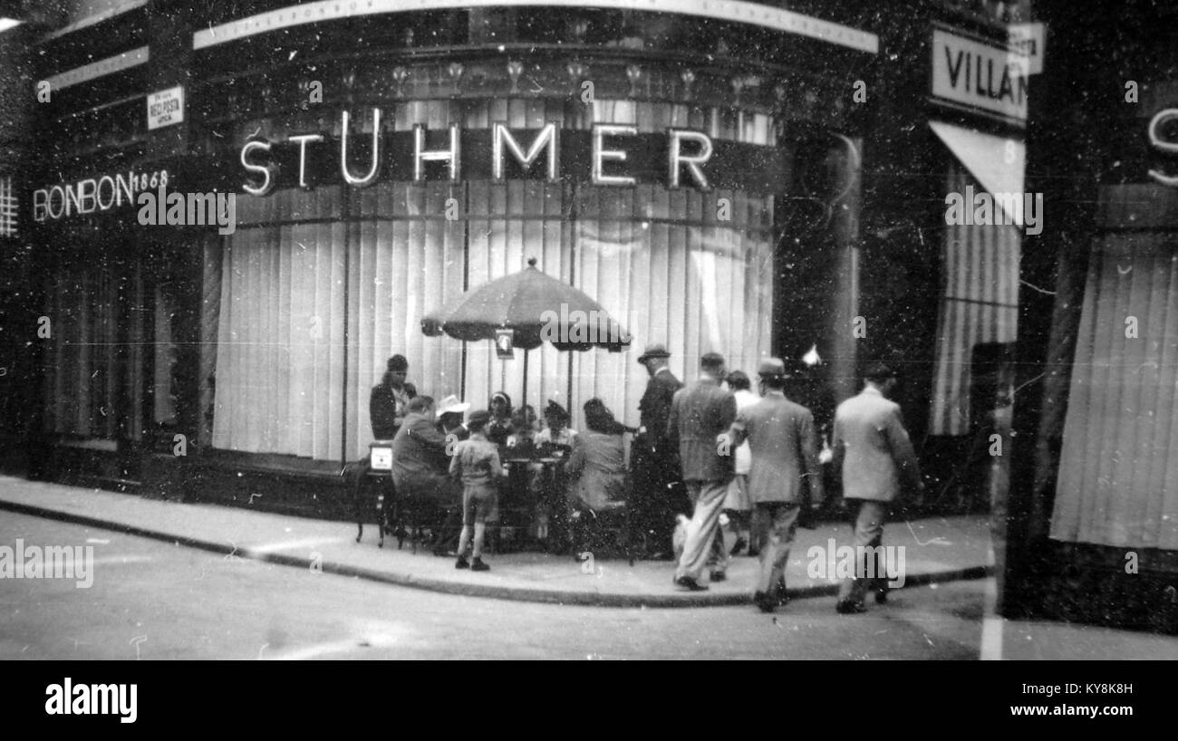 Angolo tra via Váci e via Régi posta a Budapest, Ungheria, con edifici urbani, marciapiedi e paesaggi storici della città. Foto Stock