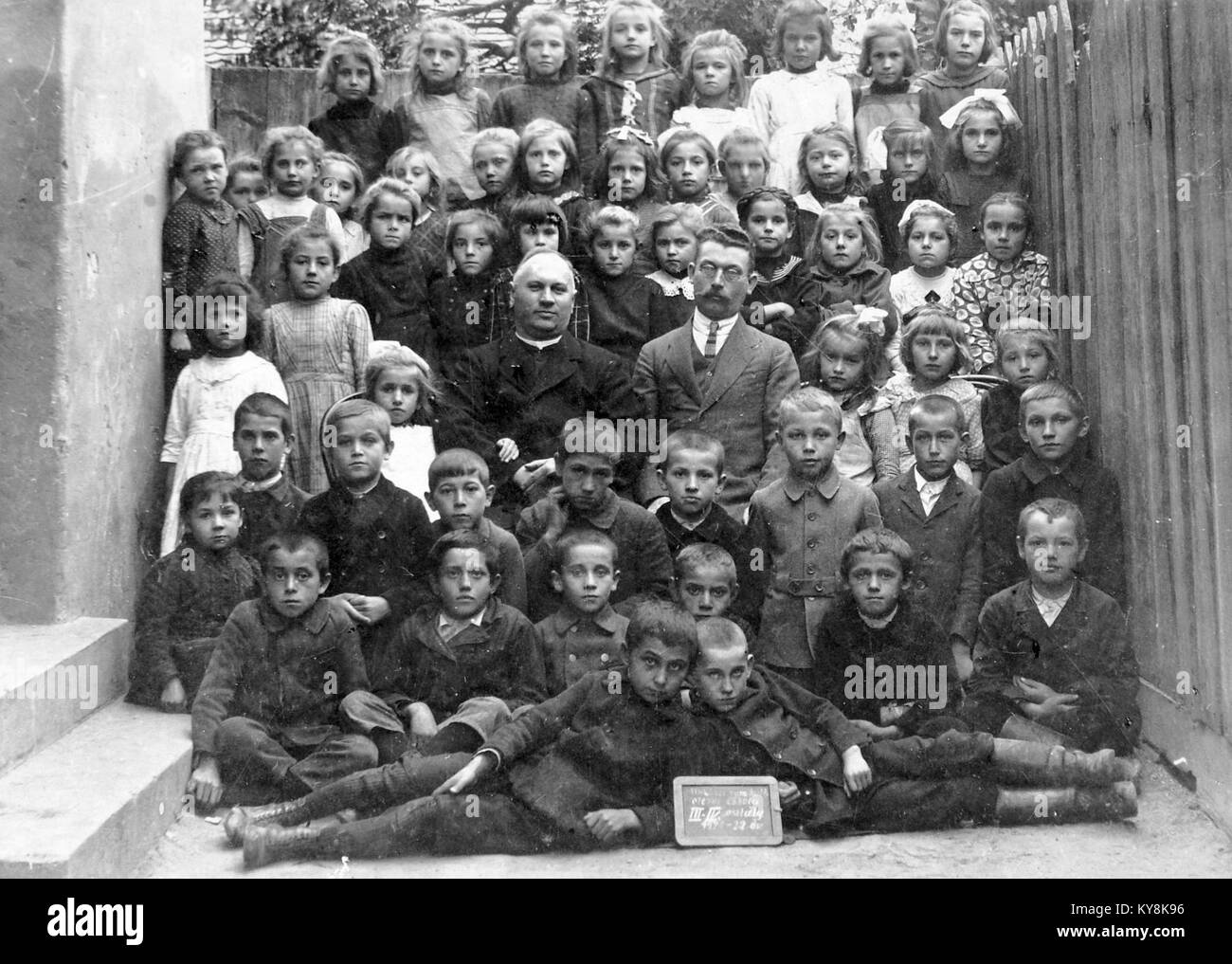 Questa fotografia dell'anno scolastico 1921-22 mostra un gruppo di studenti della scuola elementare cattolica romana, che mostra l'ambiente educativo dell'Ungheria all'inizio del XX secolo. Foto Stock