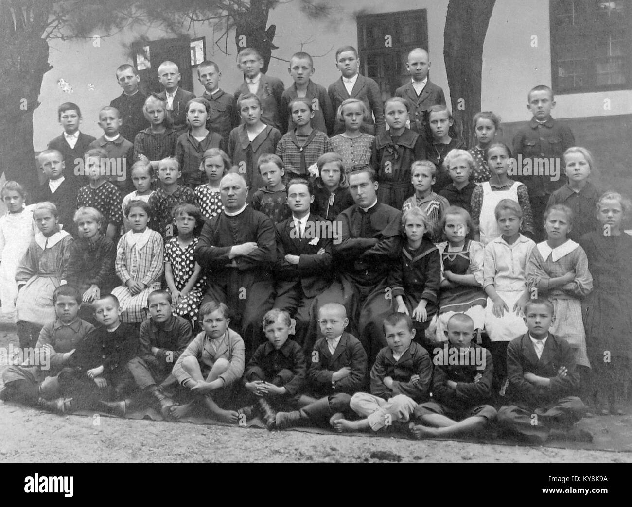 Una fotografia di gruppo di una scuola elementare cattolica, che cattura un momento nella storia dell'istruzione. Foto Stock