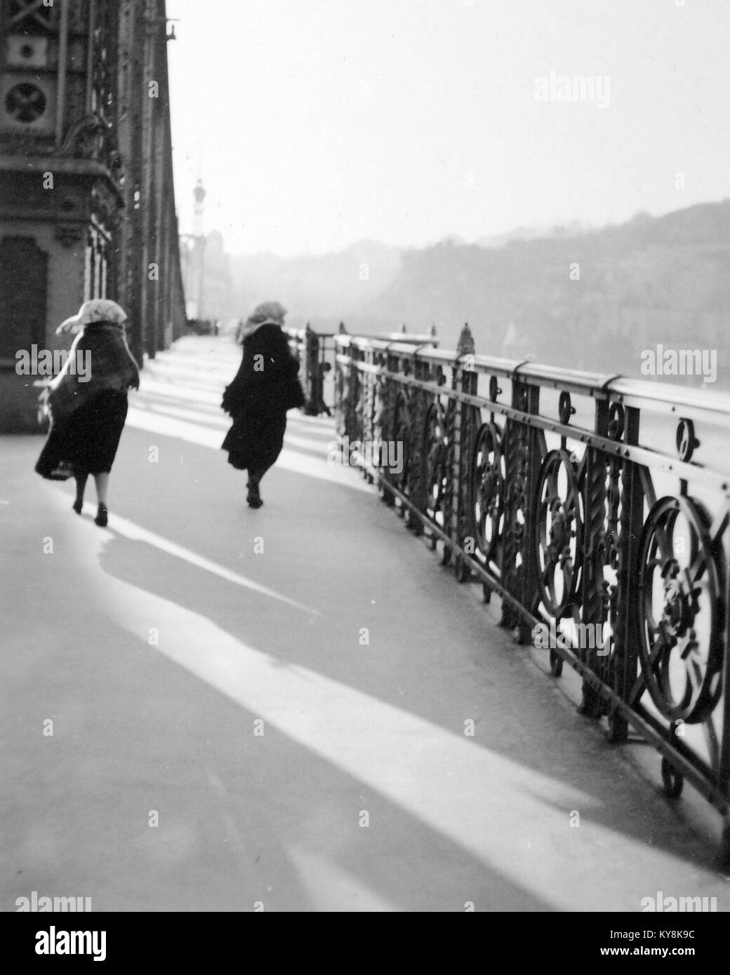 Una fotografia storica di un'aula presso il Szent Margit Gymnasium di Budapest, che mostra studenti, scrivanie e pratiche educative dell'inizio del XX secolo in Ungheria Foto Stock