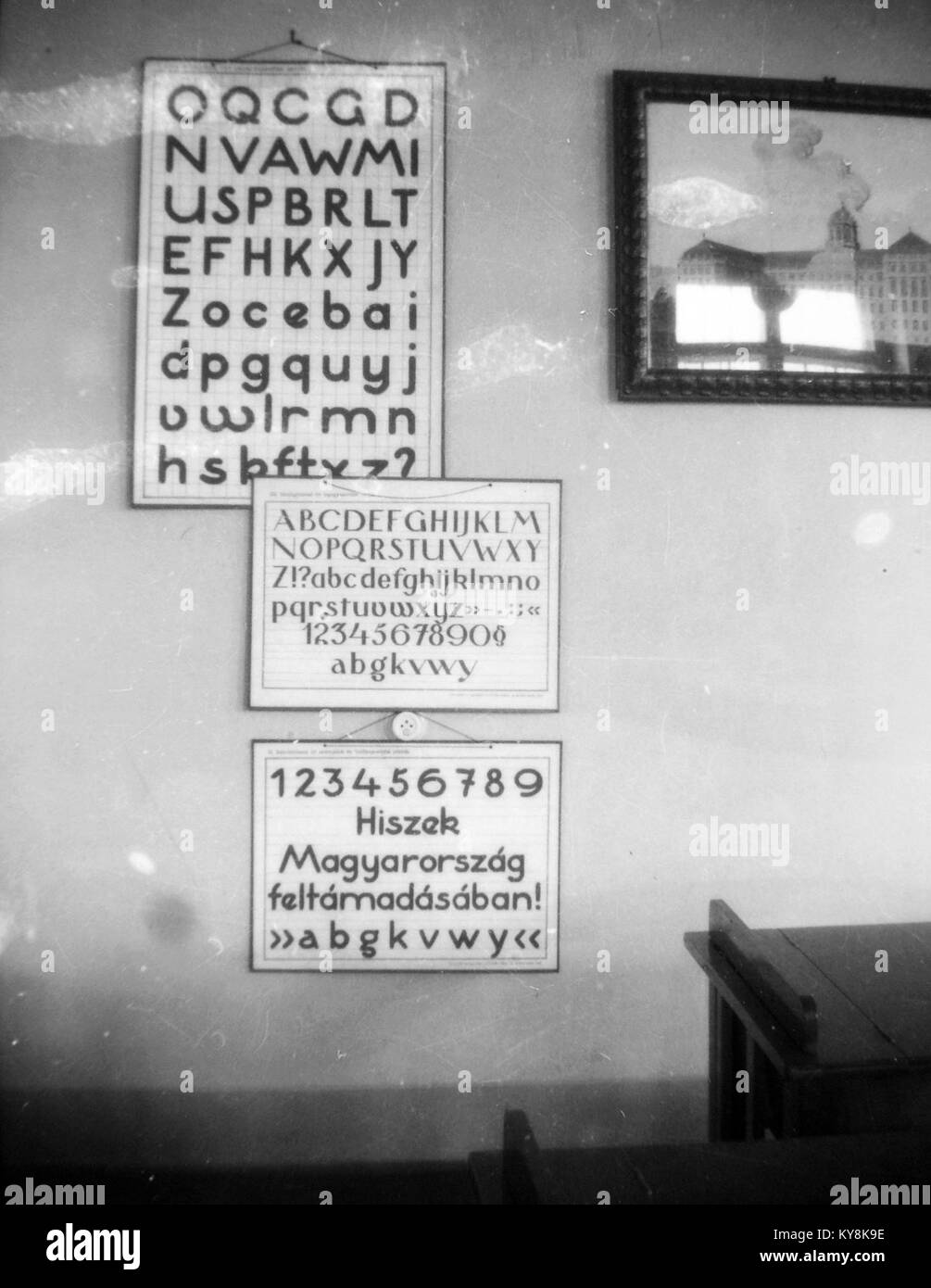 Una scena storica in classe al Szent Margit Gymnasium di Budapest, Ungheria, che mostra studenti, scrivanie e ambiente educativo dei primi anni del XX secolo Foto Stock