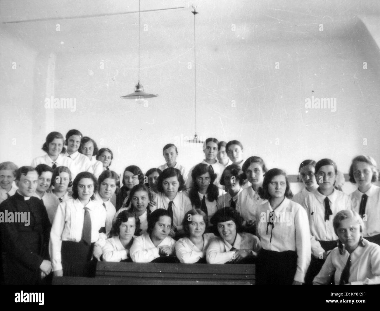 Una fotografia storica dell'aula del Ginnasio Szent Margit in via Villányi, Ungheria, che mostra l'ambiente educativo e le caratteristiche architettoniche della scuola. Foto Stock