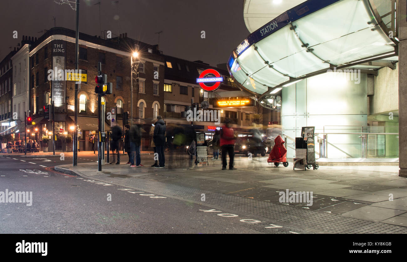 London, England, Regno Unito - 11 Gennaio 2018: i " commuters " Uso della stazione metropolitana di Southwark sulla moderna Jubilee line extension, su Blackfriars Road a Londra sud Foto Stock