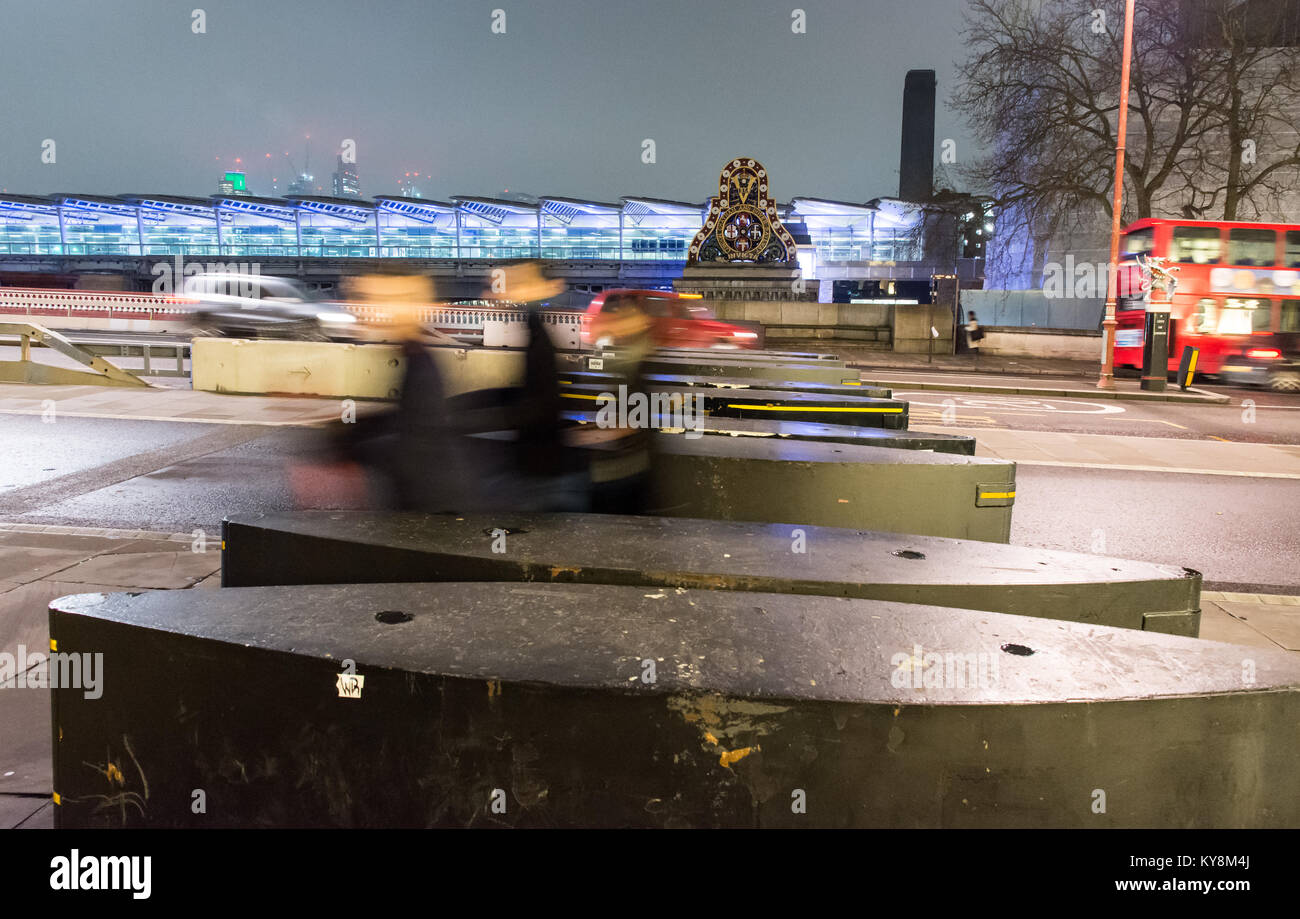 London, England, Regno Unito - 11 Gennaio 2018: pedoni a piedi attraverso barriere di sicurezza su Blackfriars Bridge di Londra centrale, recentemente installato in resp Foto Stock