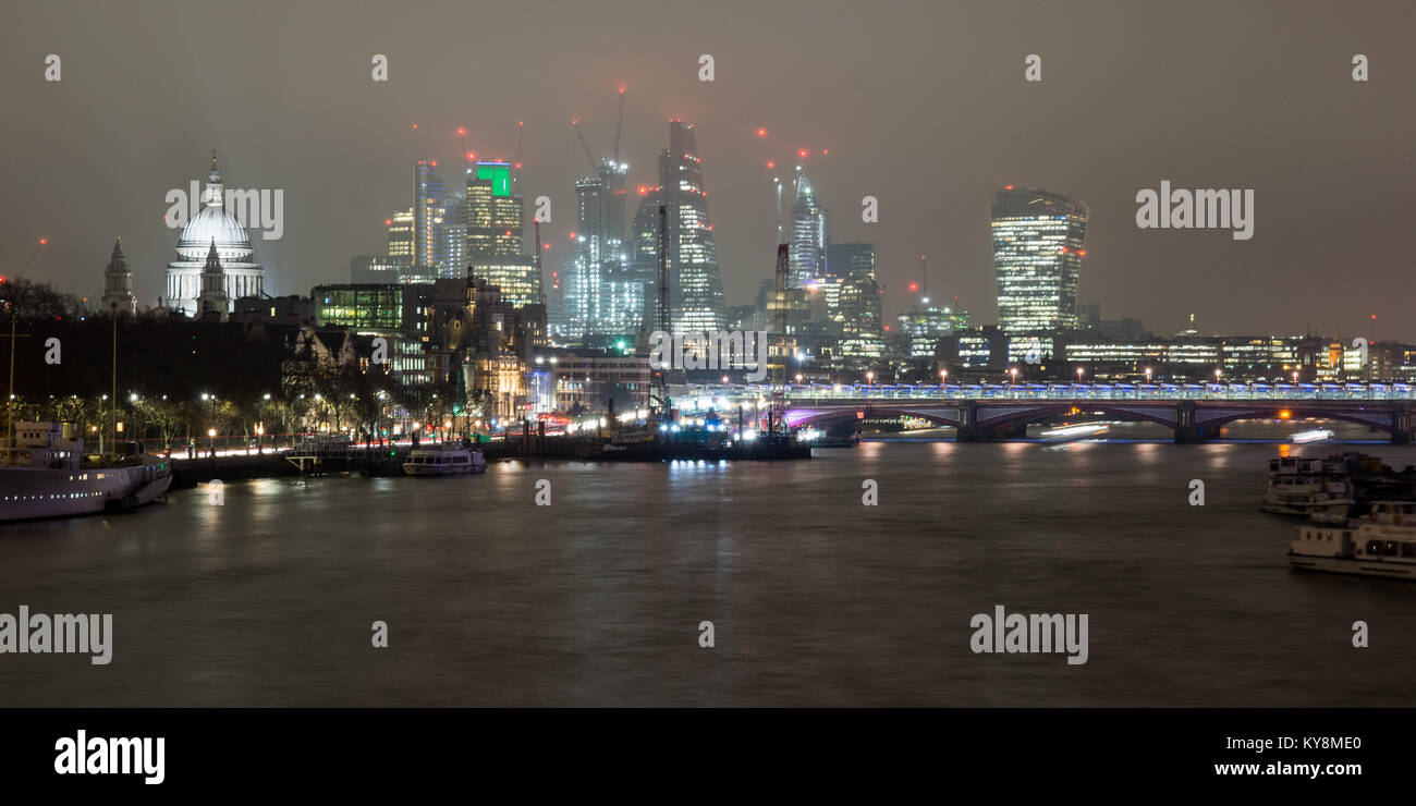 London, England, Regno Unito - 11 Gennaio 2018: nebbia avvolge gru a torre e grattacieli durante un boom edilizio sulla City di Londra il quartiere finanziario. Foto Stock