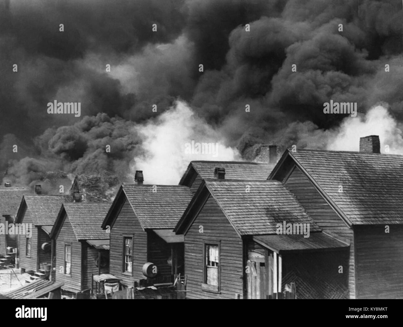 Il grande incendio di Atlanta del 1917 distrusse grandi porzioni della città, colpendo le aree residenziali e commerciali, e mettendo in evidenza gli sforzi di ricostruzione e sicurezza antincendio urbani. Foto Stock