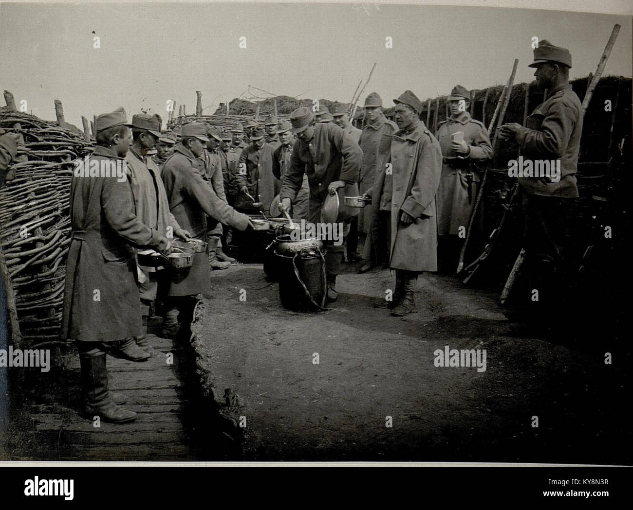 Una fotografia che mostra la distribuzione della razione nella trincea del reggimento di fanteria n. 52 il 2 aprile 1916, illustrando la vita quotidiana dei soldati durante la prima guerra mondiale Foto Stock