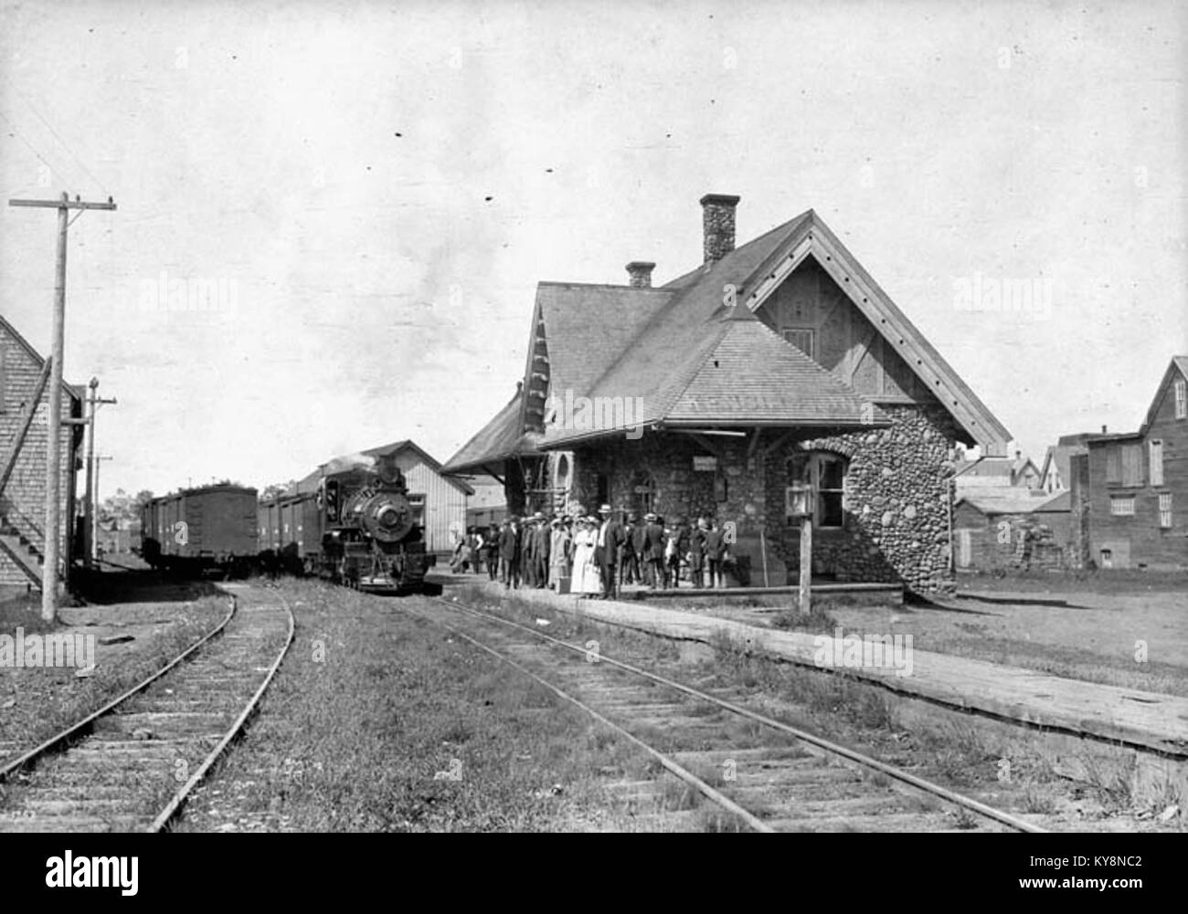Questa fotografia, scattata nel 1914, mostra un treno che arriva alla stazione ferroviaria di Kensington a Londra. Fornisce un'istantanea del trasporto ferroviario britannico durante l'inizio del XX secolo, catturando le infrastrutture di trasporto dell'era industriale. Foto Stock