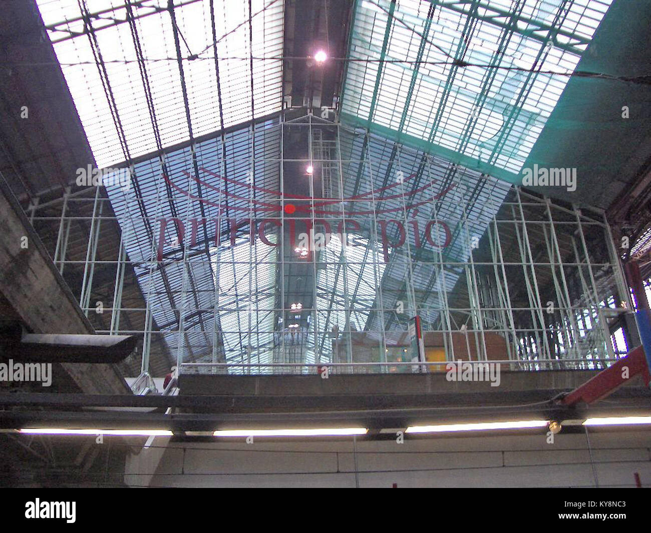 Fotografia del centro commerciale Principe Pío di Madrid, Spagna, scattata nel 2005, che mostra architettura, ambiente urbano, e spazi pubblici. Foto Stock