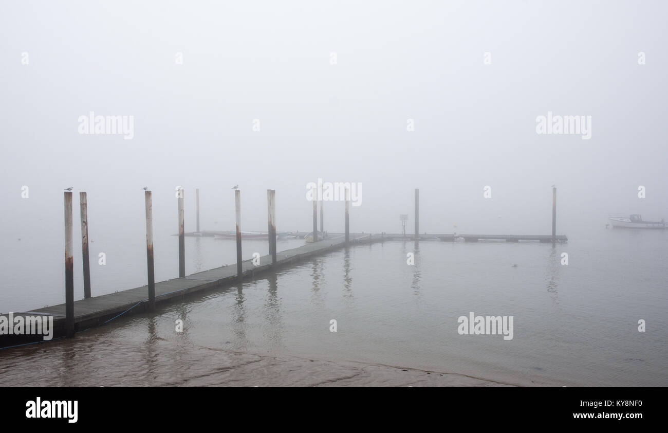 Burnham, England, Regno Unito - 17 dicembre 2016: nebbia avvolge un molo sul Fiume Crouch a Burnham on Crouch in Essex. Foto Stock