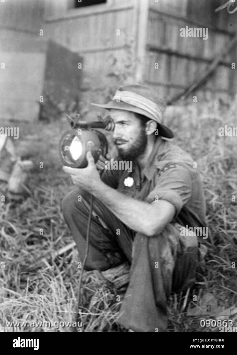 Questa fotografia raffigura membri dell'unità Royal Australian Navy Beach Commando, una forza d'élite addestrata per sbarchi anfibi e operazioni di difesa costiera. L'immagine cattura la preparazione e la disciplina militare dell'unità durante i loro esercizi di addestramento a metà del XX secolo. Foto Stock