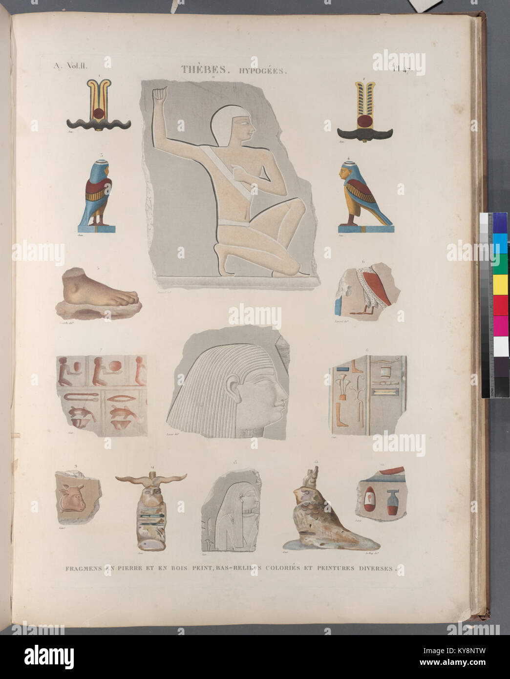 Questa collezione include frammenti di pietra dipinta e legno con bassorilievi e scene decorative, che rappresentano l'artigianato tradizionale nella scultura e nella pittura antica. Foto Stock