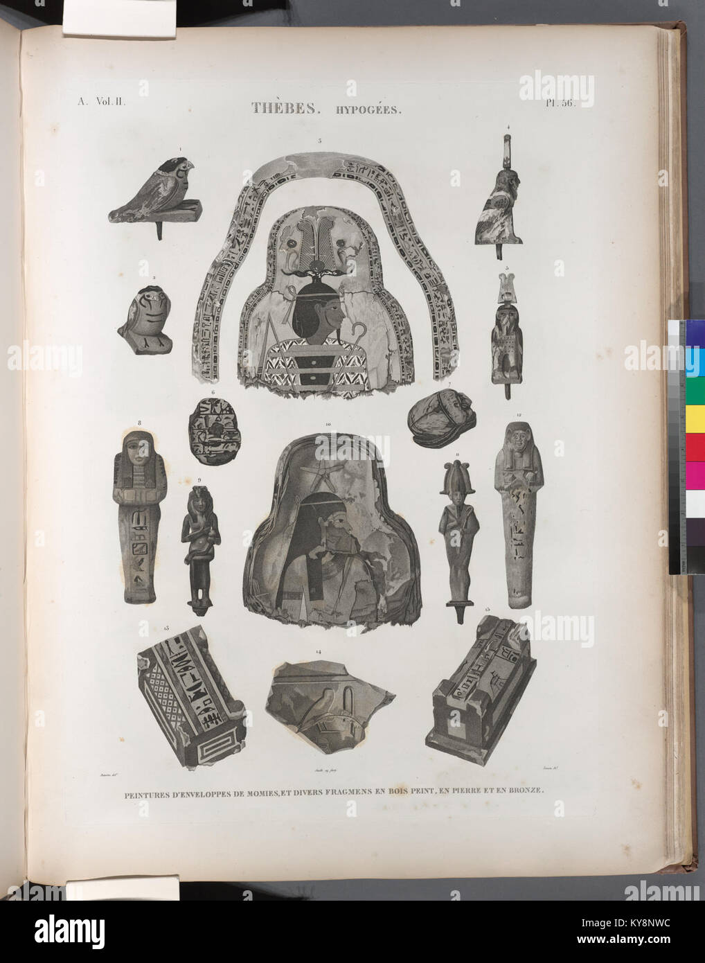 Questa immagine mostra gli avvolgimenti di mummia dipinti e vari frammenti di legno, pietra e bronzo dell'ipogea di Tebe, che illustrano l'antica arte funeraria egizia. Foto Stock