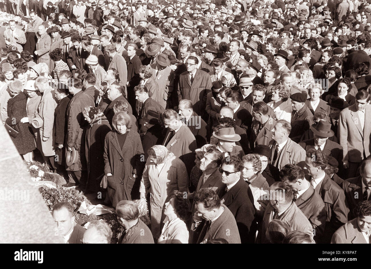 L'inaugurazione del monumento alle vittime del fascismo a Graz, in Austria, nel 1961 segnò un importante evento nella memoria del dopoguerra. Il monumento funge da simbolo del ricordo e della riflessione storica sull'impatto del fascismo in Europa. Foto Stock