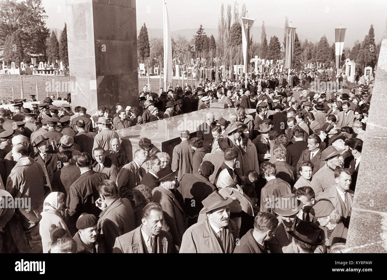 Un'immagine dell'inaugurazione del monumento alle vittime del fascismo a Graz, Austria, nel 1961. Il monumento commemora le vittime dei regimi fascisti durante la seconda guerra mondiale Foto Stock