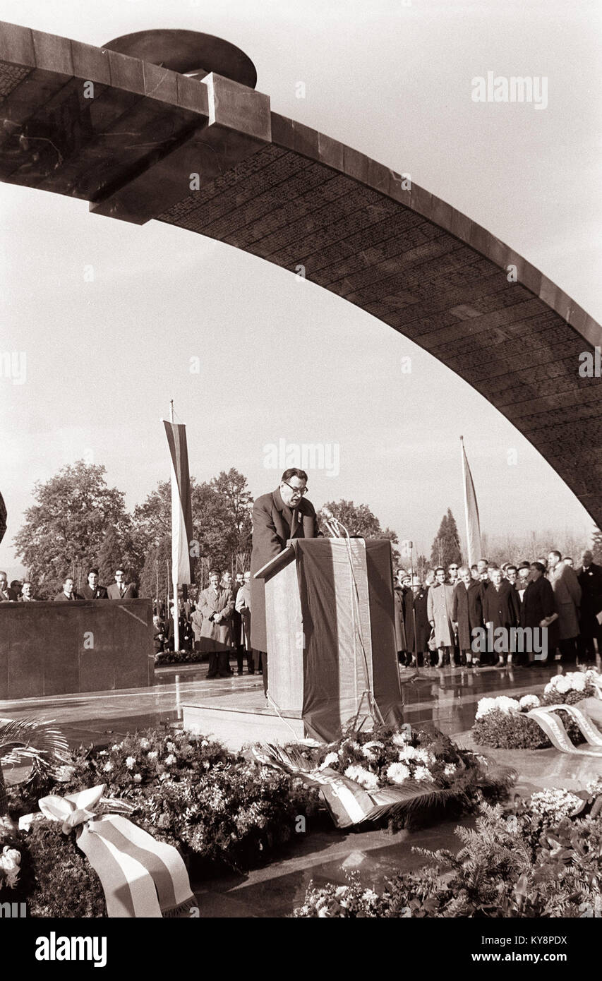 L'inaugurazione del monumento alle vittime del fascismo a Graz nel 1961, commemorando coloro che soffrirono sotto i regimi fascisti durante e dopo la seconda guerra mondiale Foto Stock