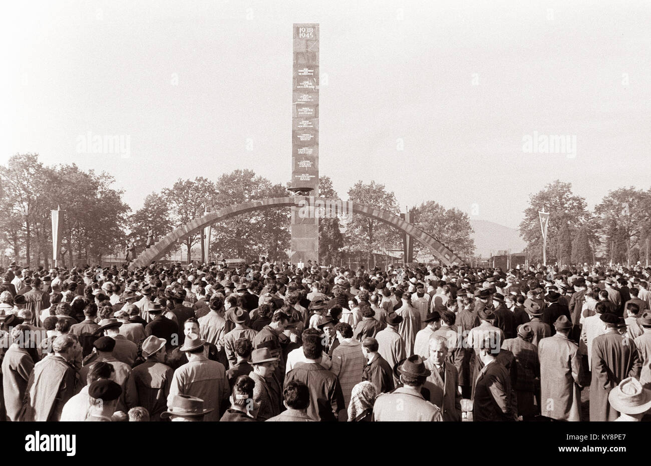 L'immagine raffigura l'inaugurazione del monumento alle vittime del fascismo a Graz, in Austria, nel 1961. Questo evento ha segnato un momento importante nella storia europea del dopoguerra, onorando le persone colpite dal fascismo. Foto Stock