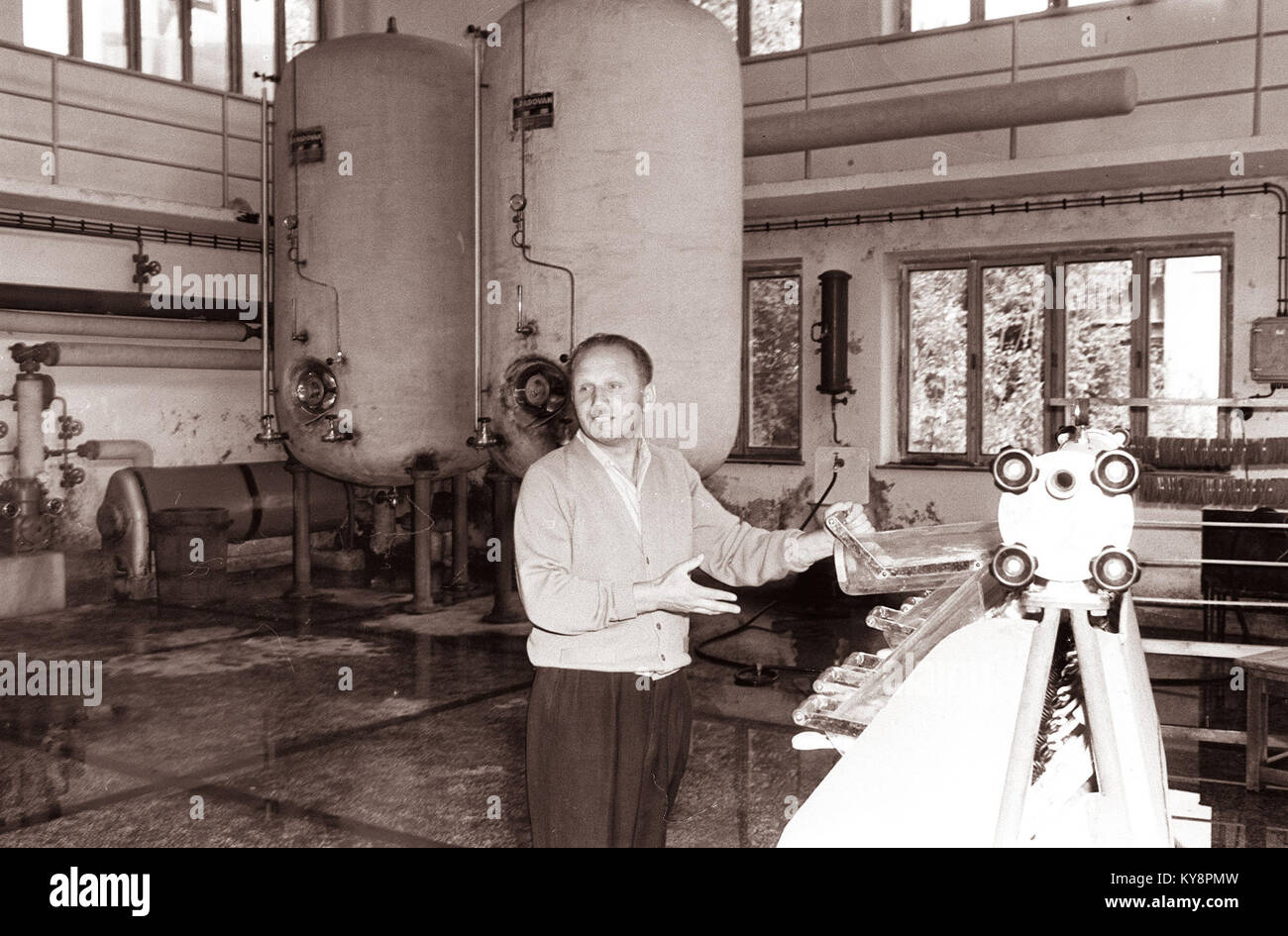 Una fotografia del 1961 della Cantina di Champagne Radgona in Slovenia, che mostra i suoi impianti di stoccaggio e l'ambiente di produzione del vino. Foto Stock