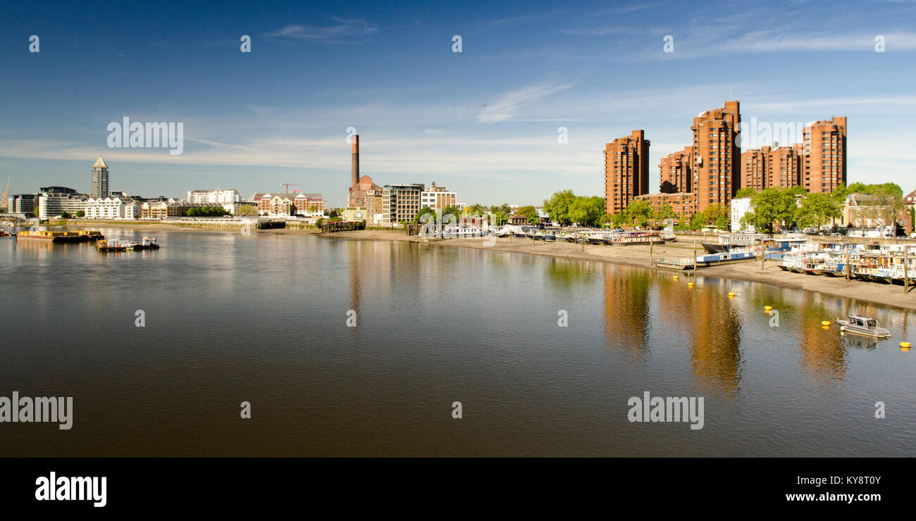 London, England, Regno Unito - 14 Maggio 2014: i camini di partite su strada della stazione di alimentazione e appartamento torre edifici della fine del mondo Estate sono reflecte Foto Stock