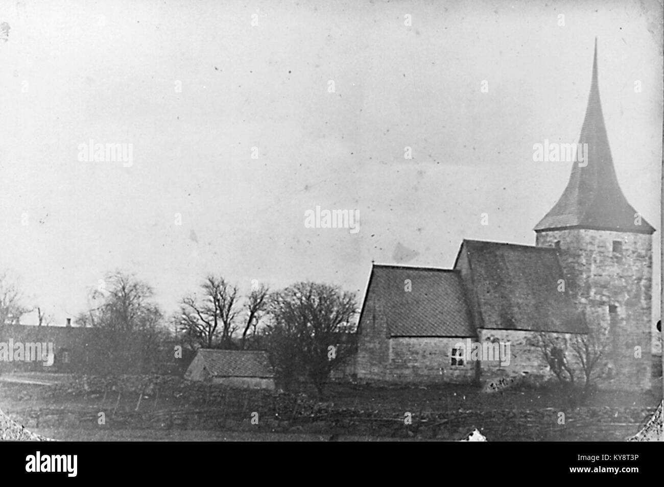 Vinkåls gamla kyrka in Svezia, costruito intorno al 1170, è stato un centro religioso per secoli e riflette lo sviluppo dell'architettura ecclesiastica svedese fino alla sua chiusura nel 1870. Foto Stock