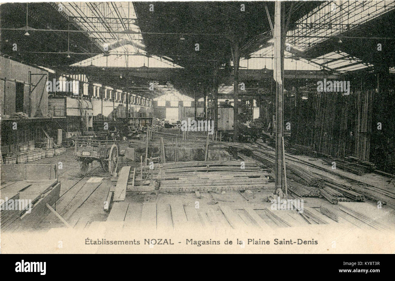 Una vista interna dei magazzini dell'azienda Nozal a Plaine Saint-Denis, Francia, che mostra le attrezzature industriali, le strutture metalliche e gli impianti di produzione tipici dell'industria francese dell'inizio del XX secolo. Foto Stock